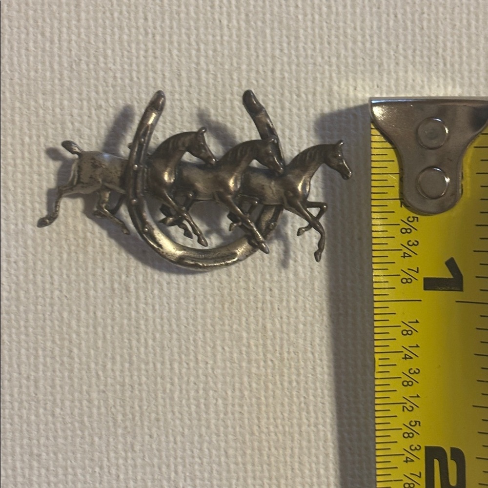 Vintage Beau Sterling Silver Brooch Pin  featuring three horses and a horseshoe - Picture 4 of 4